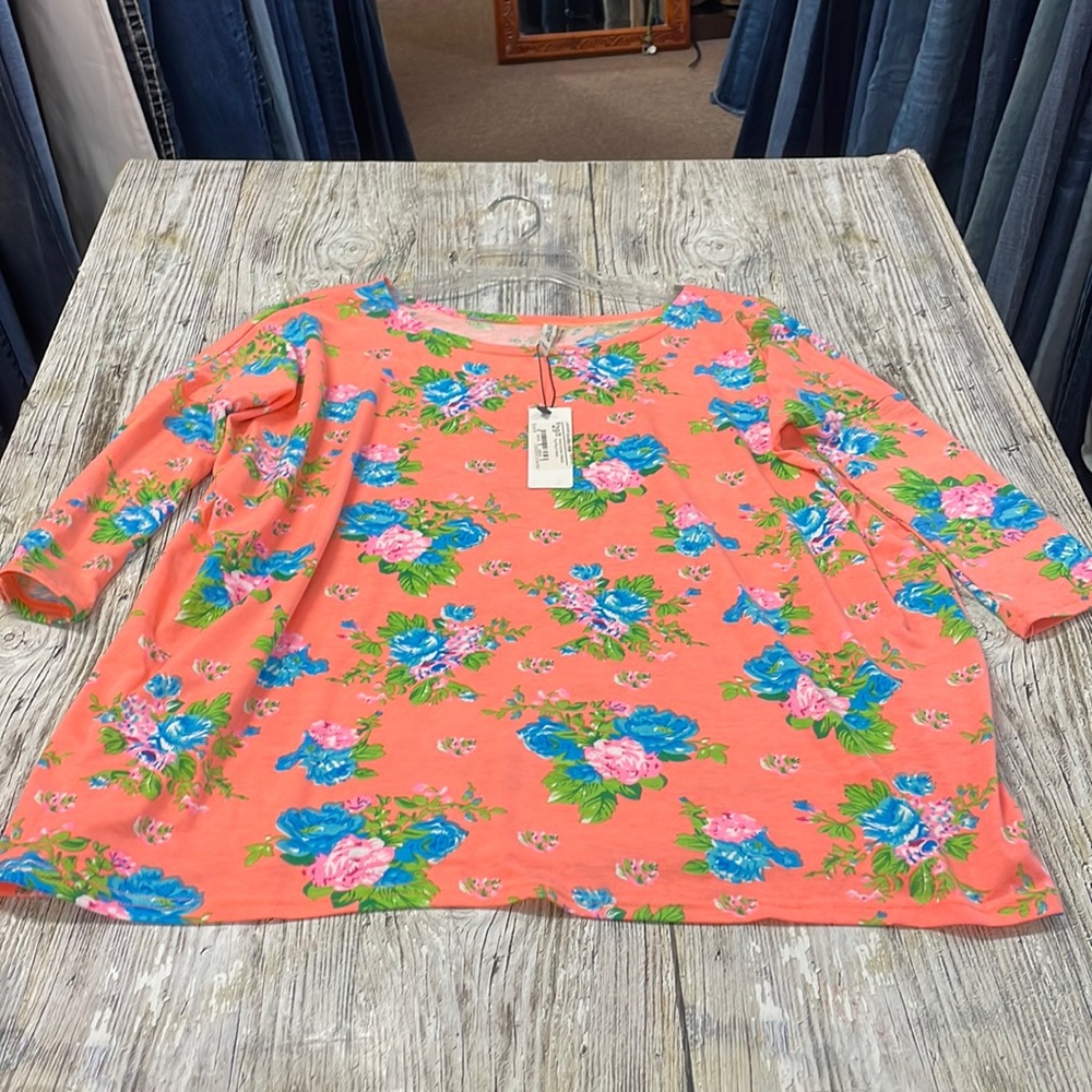 NWT Cute Pico style QUARTER SLEEVE floral top!